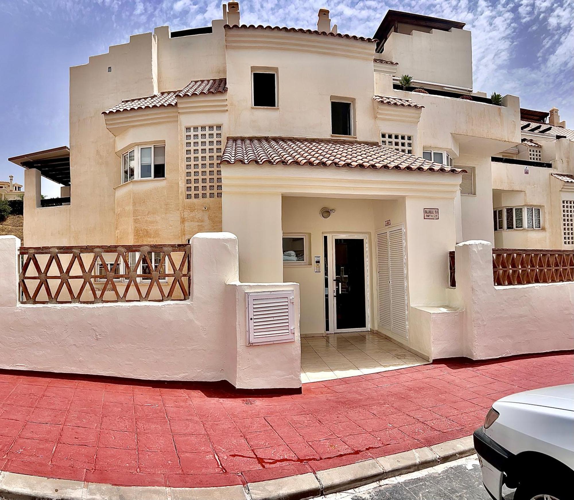 Apartment Serene Family Oasis: Poolside Retreat With Convenient Amenities