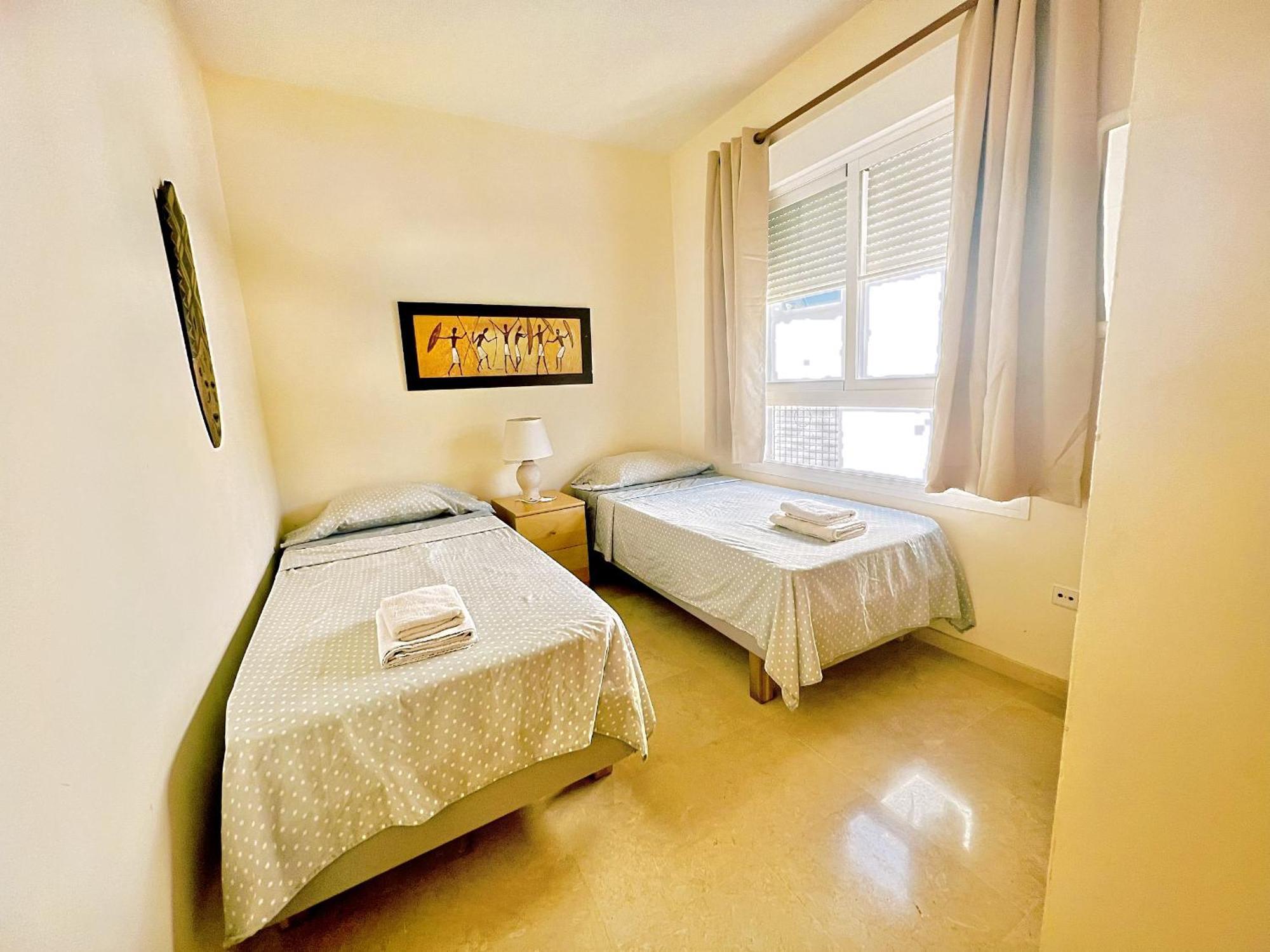 Serene Family Oasis: Poolside Retreat With Convenient Amenities Apartment *