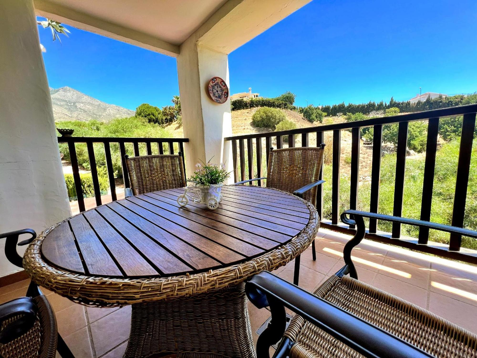 Serene Family Oasis: Poolside Retreat With Convenient Amenities Apartment