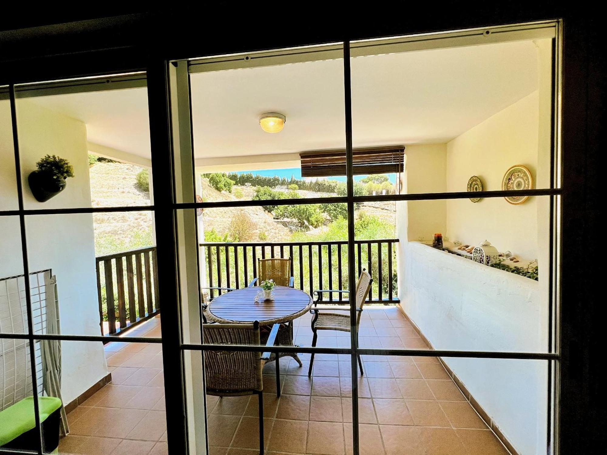 Serene Family Oasis: Poolside Retreat With Convenient Amenities *